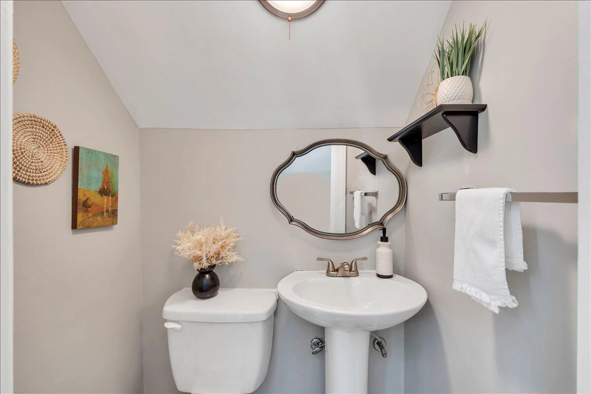 823 Windsor AVE - Photo 32