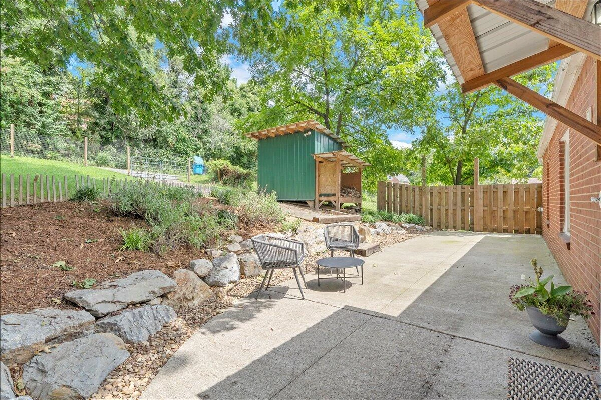 823 Windsor AVE - Photo 34
