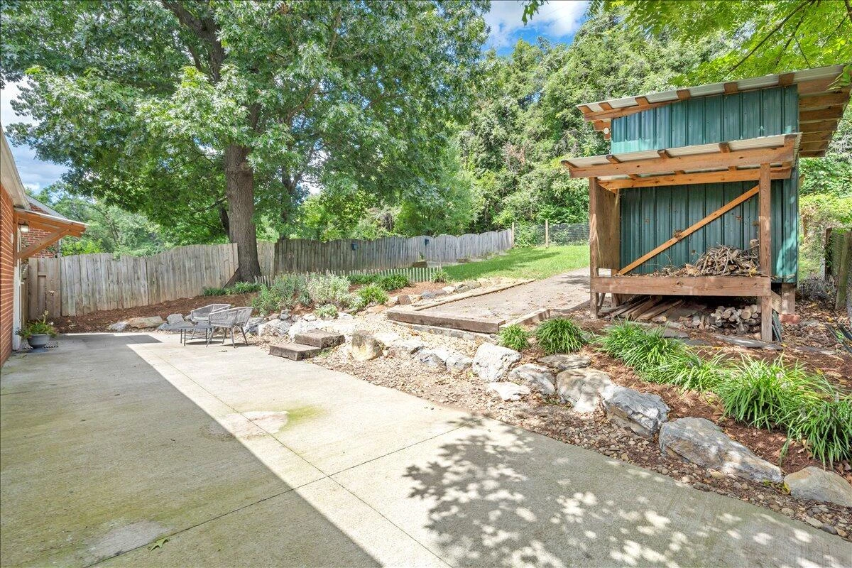 823 Windsor AVE - Photo 35