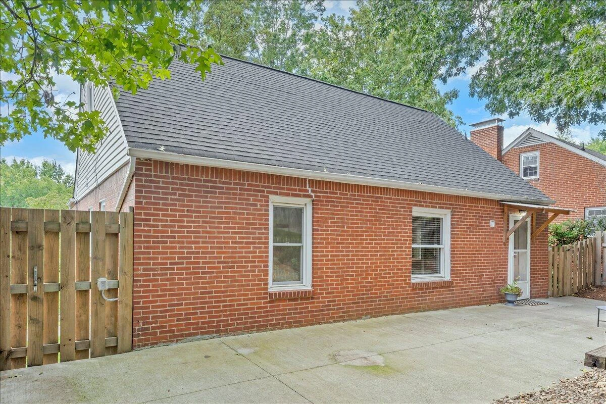 823 Windsor AVE - Photo 37