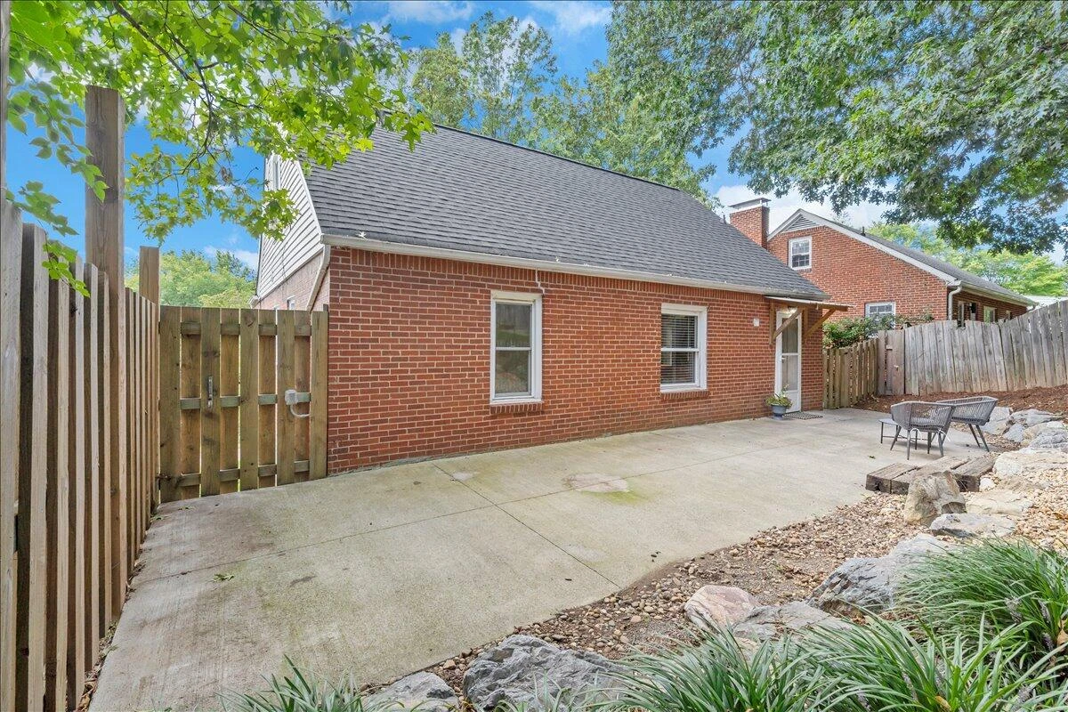 823 Windsor AVE - Photo 38