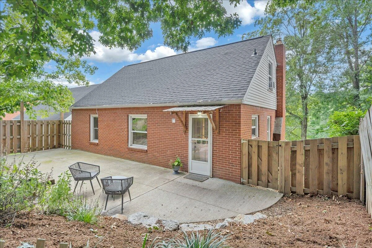 823 Windsor AVE - Photo 39