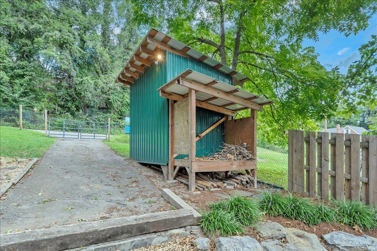 823 Windsor AVE - Photo 40
