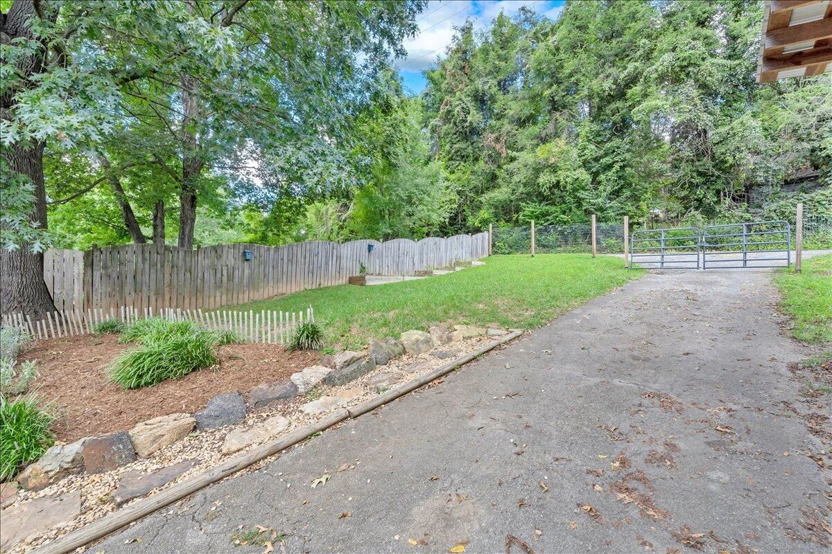 823 Windsor AVE - Photo 41