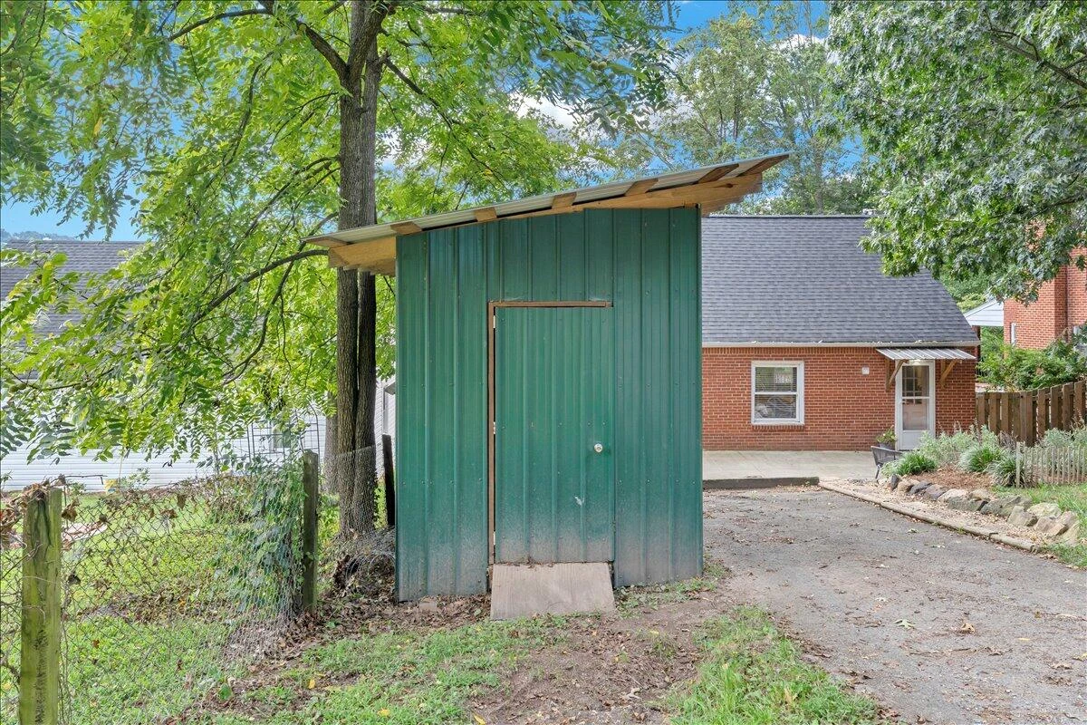 823 Windsor AVE - Photo 42