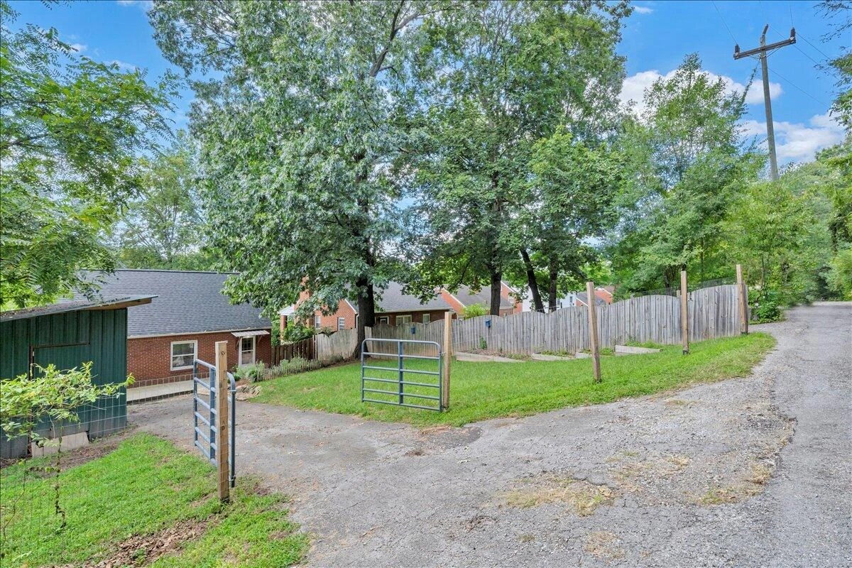 823 Windsor AVE - Photo 43
