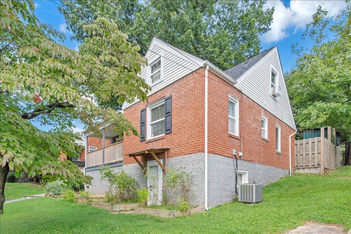 823 Windsor AVE - Photo 46