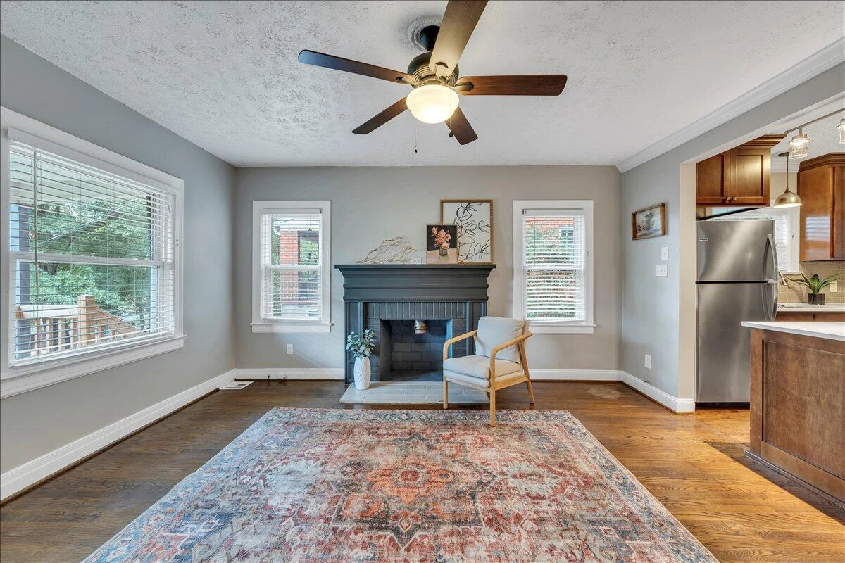 823 Windsor AVE - Photo 9
