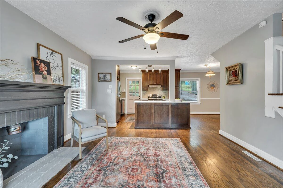 823 Windsor AVE - Photo 10
