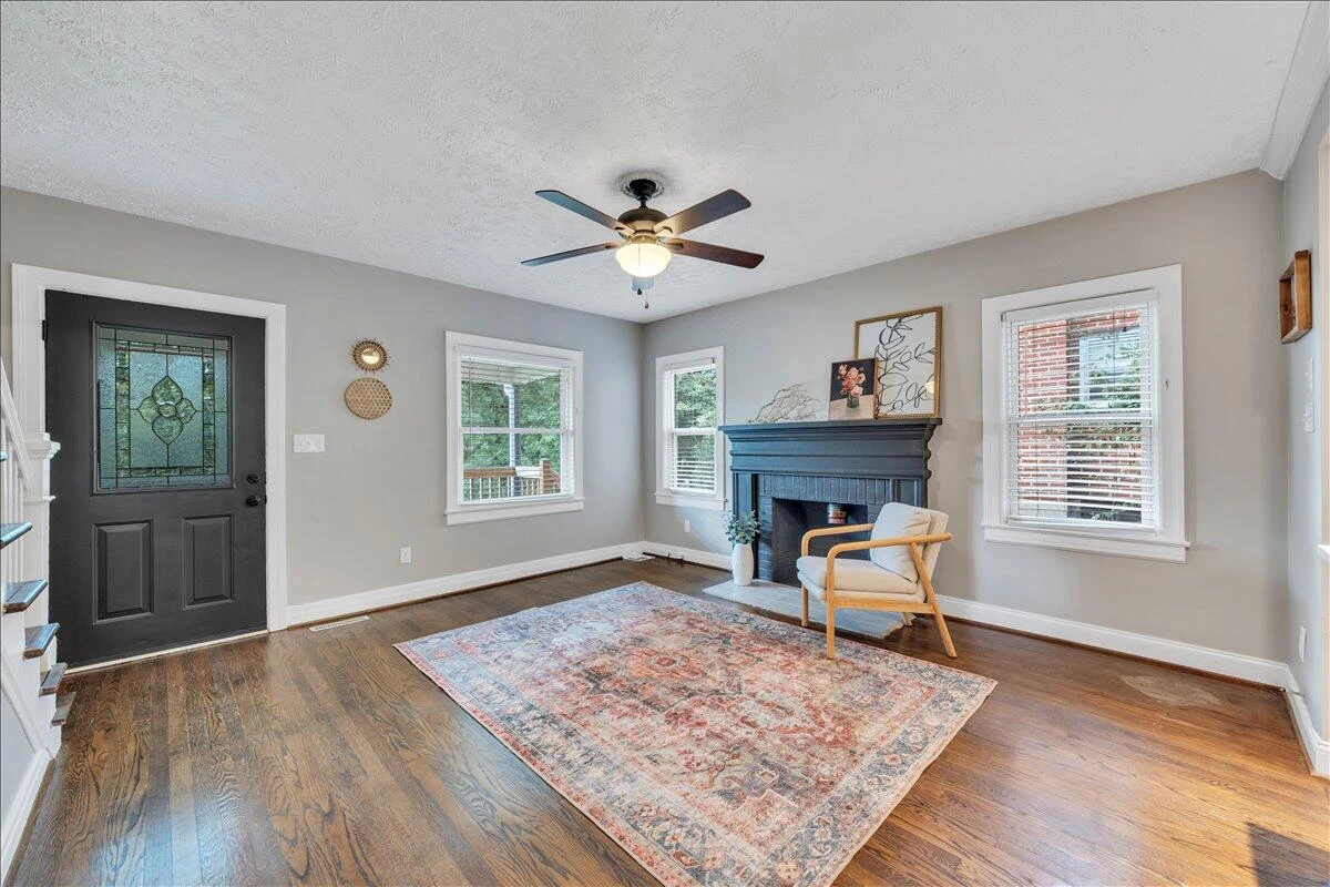 823 Windsor AVE - Photo 11