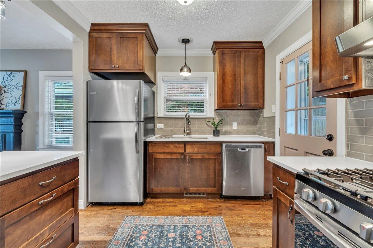 823 Windsor AVE - Photo 12