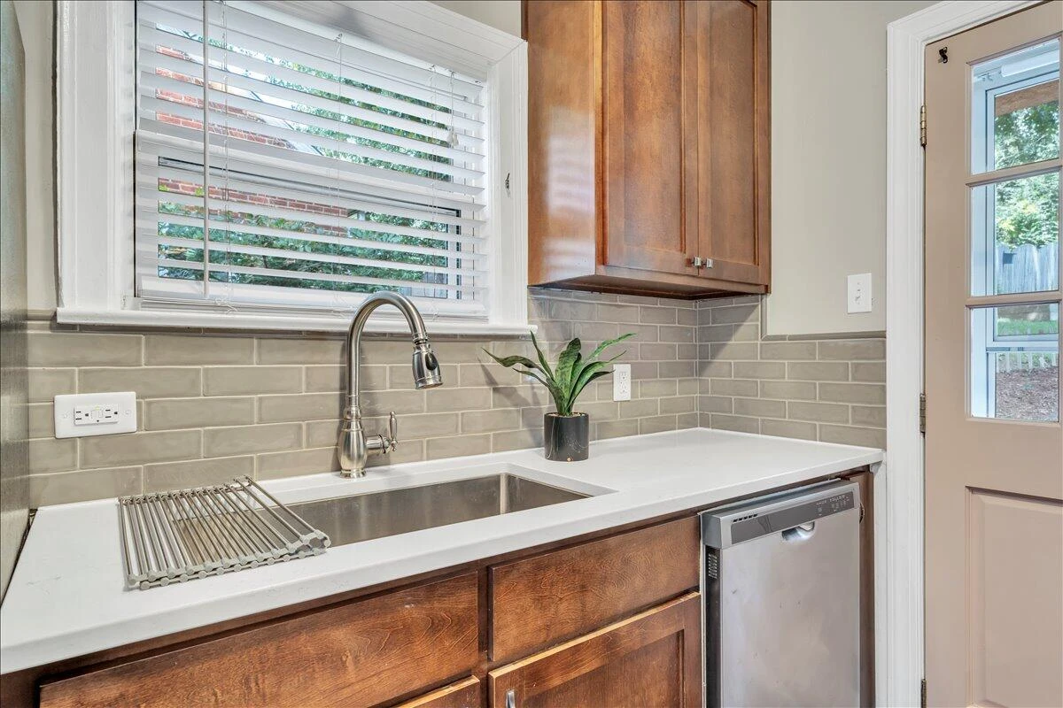 823 Windsor AVE - Photo 13
