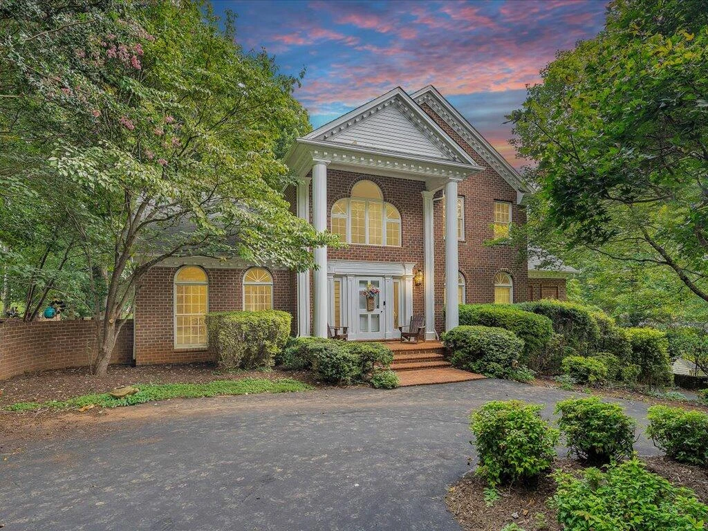 235 Leatherwood CIR - Photo 2