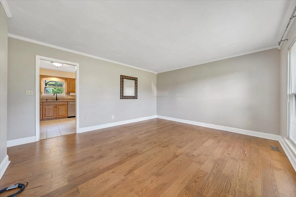 211 Crestbourne DR - Photo 4