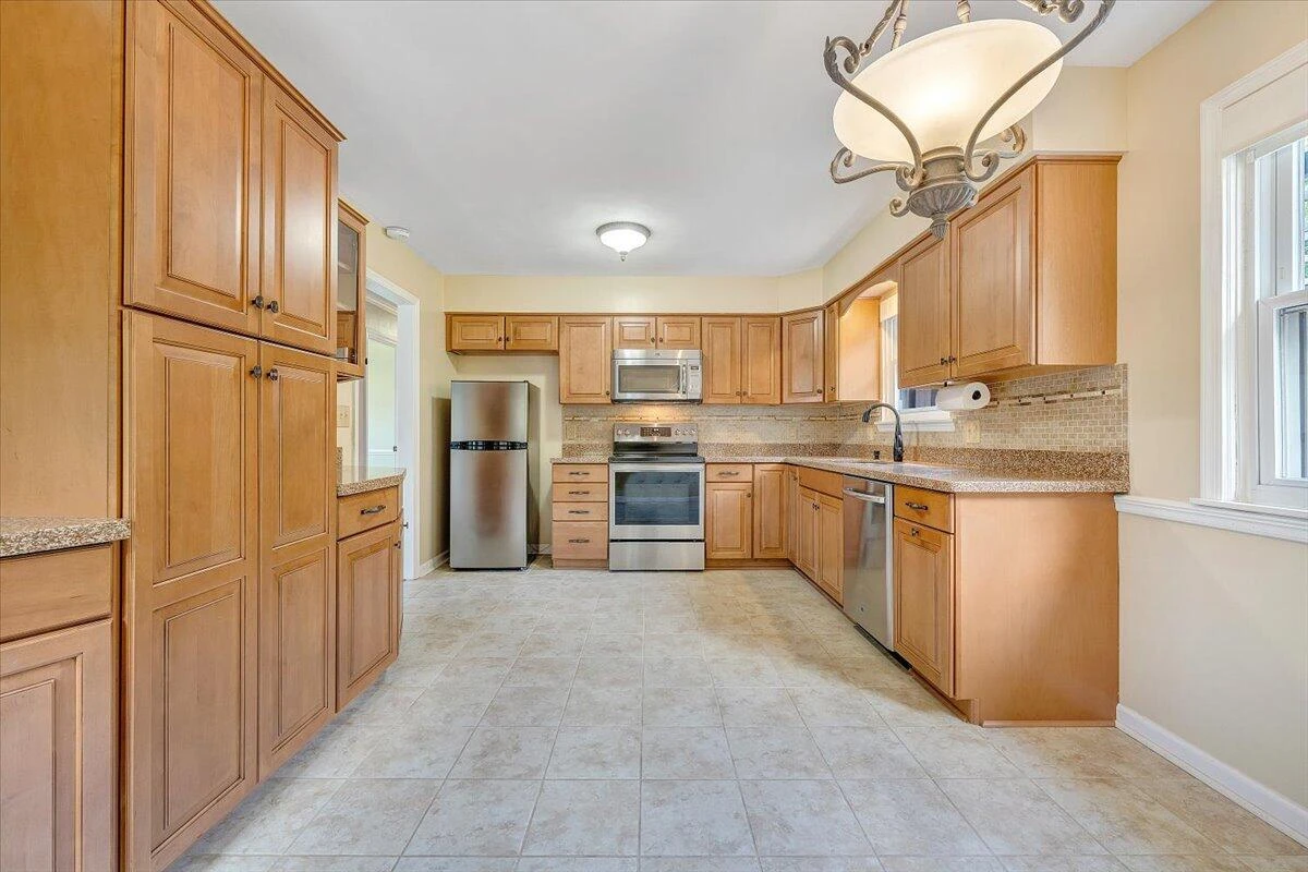 211 Crestbourne DR - Photo 6
