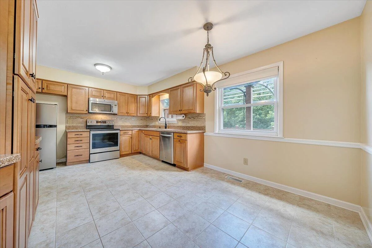 211 Crestbourne DR - Photo 7