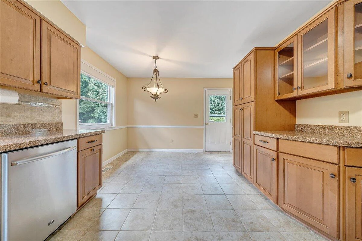 211 Crestbourne DR - Photo 9