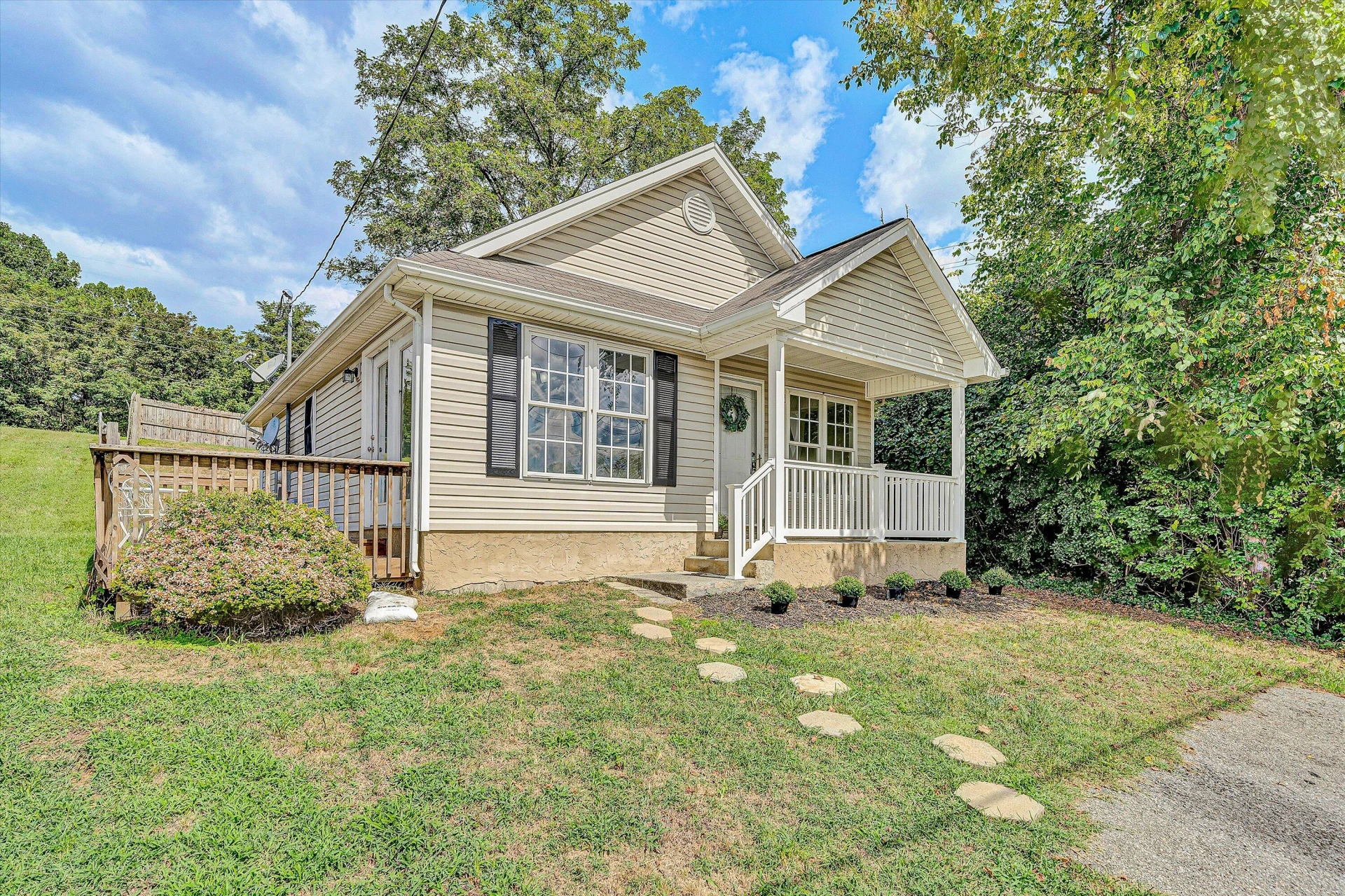 1928 Archbold AVE - Photo 3