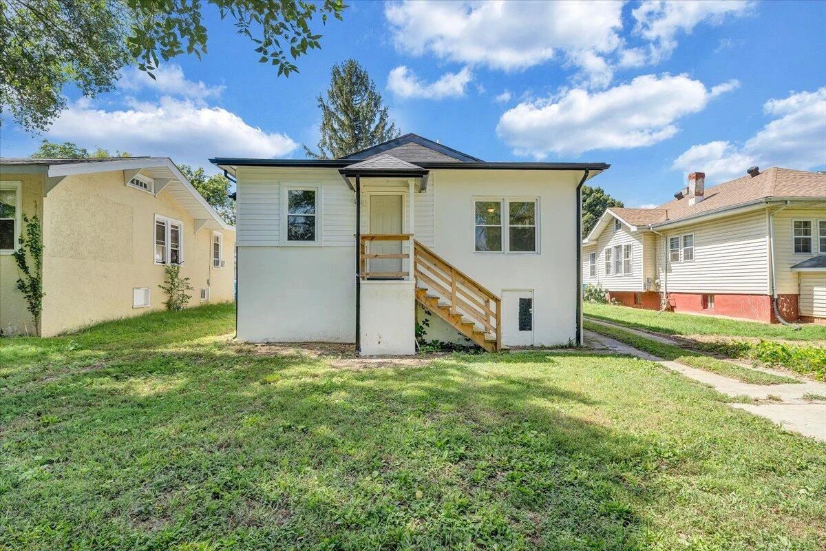 2429 Massachusetts AVE - Photo 31