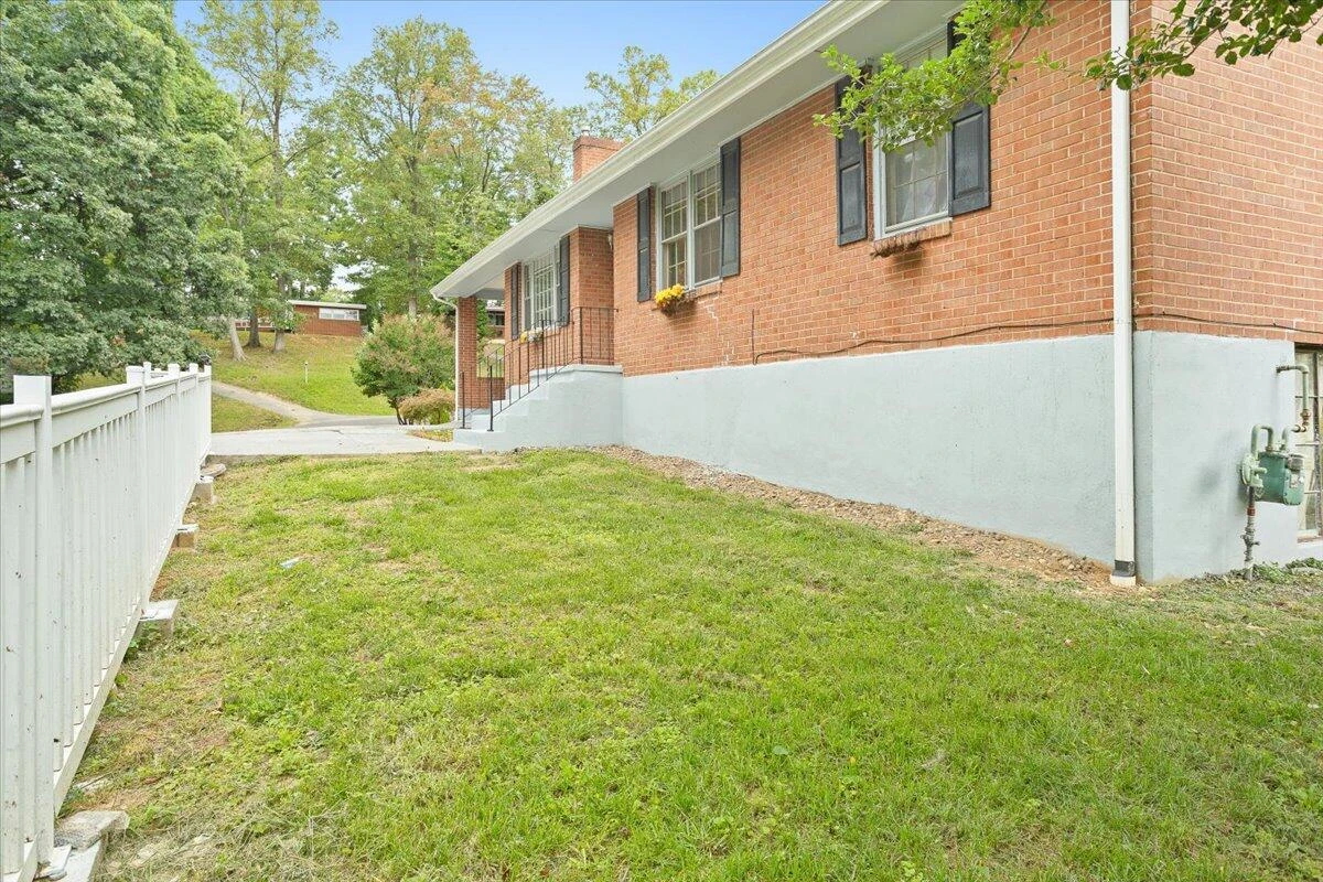 1019 Silverwood RD - Photo 3