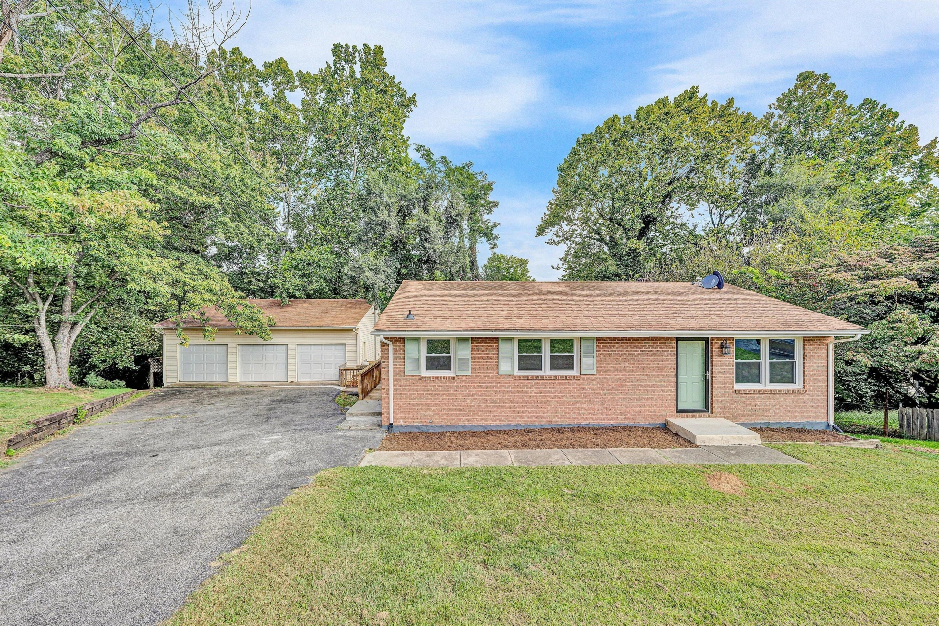 845 Pinewood DR