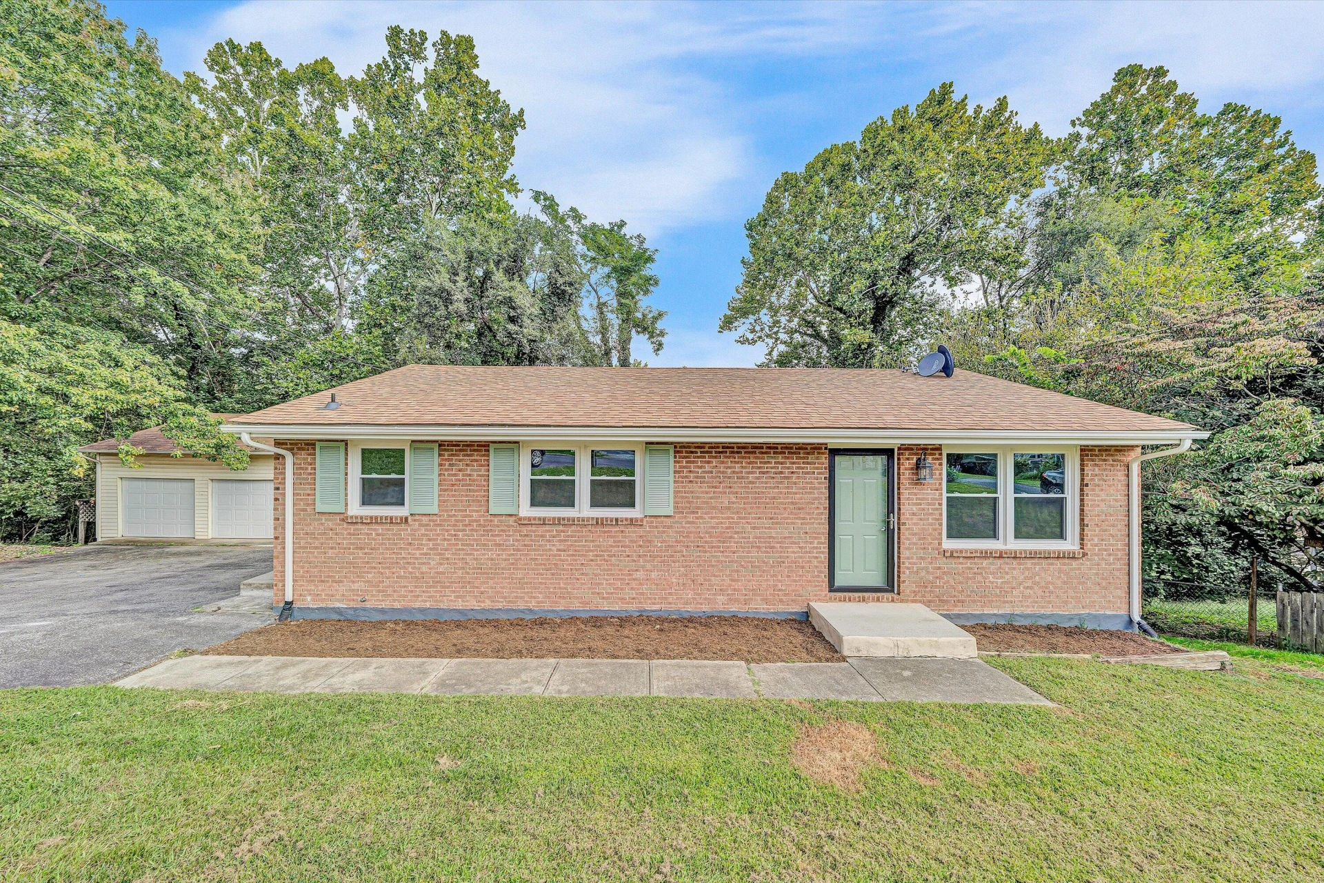 845 Pinewood DR - Photo 2