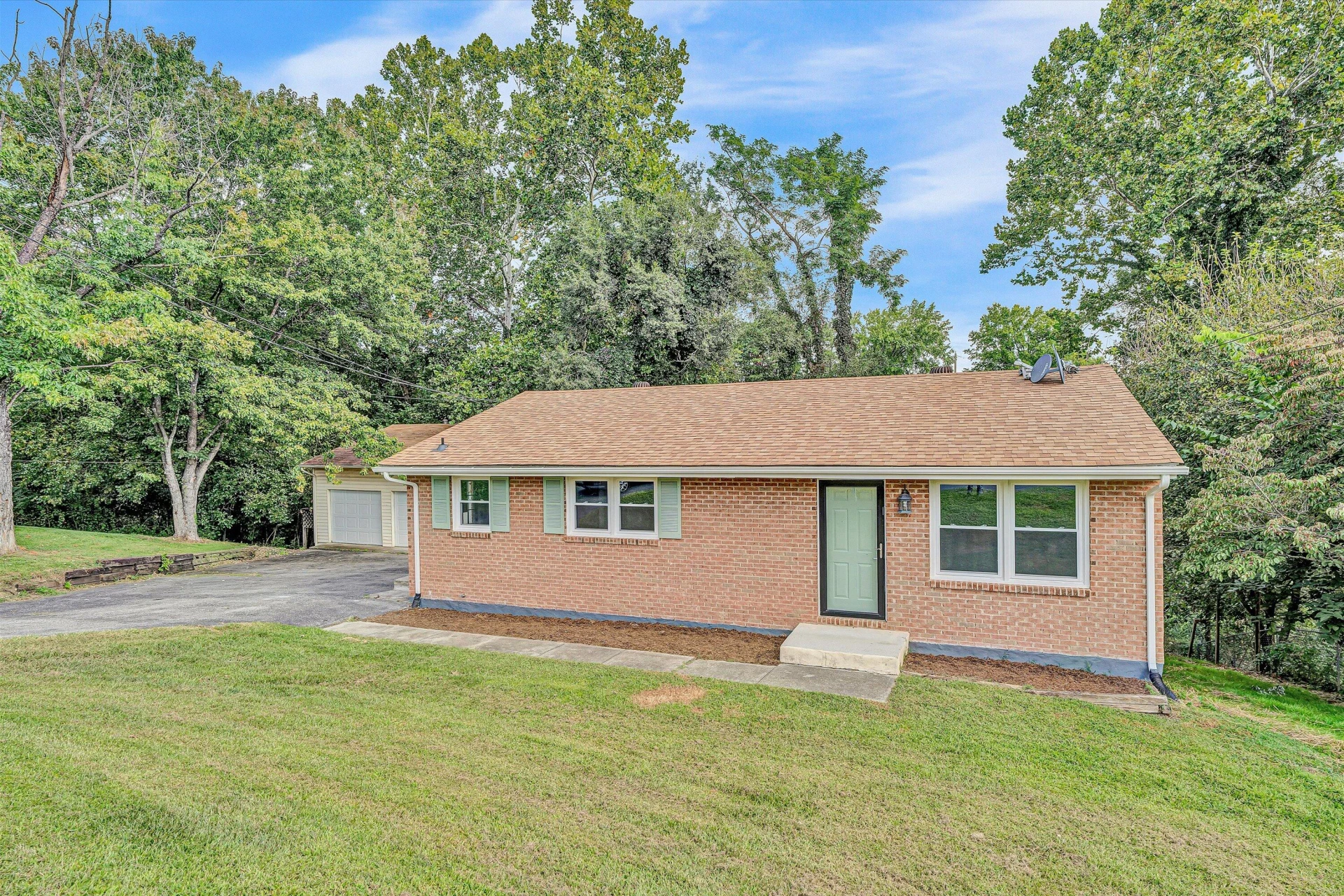 845 Pinewood DR - Photo 4