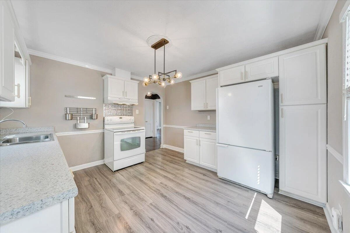 2324 Berkley AVE - Photo 15