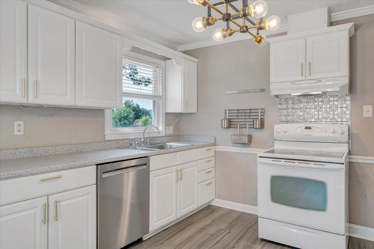 2324 Berkley AVE - Photo 18