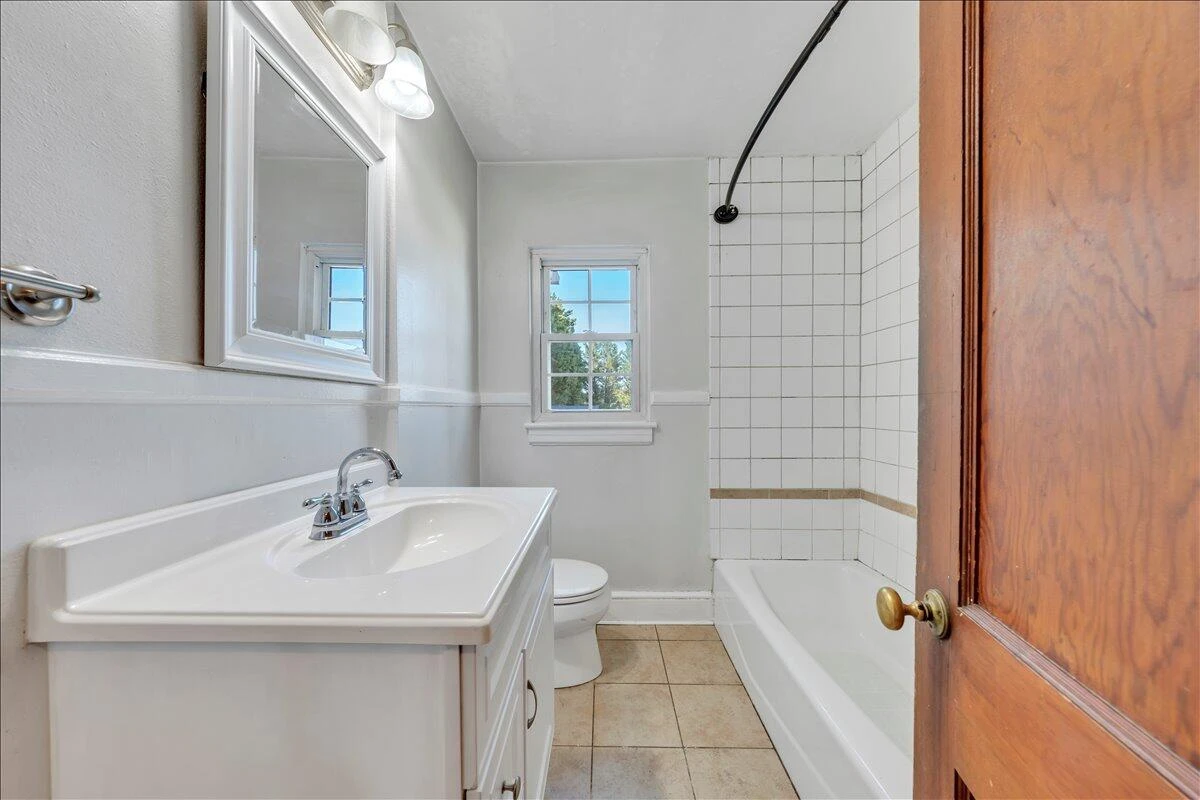 2052 Kenwood BLVD - Photo 11