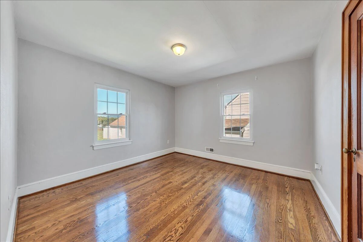 2052 Kenwood BLVD - Photo 13