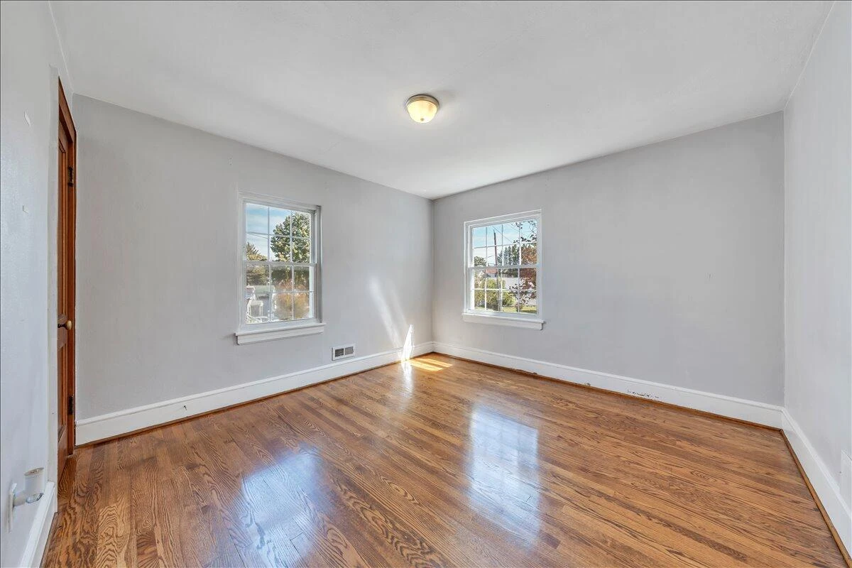 2052 Kenwood BLVD - Photo 14