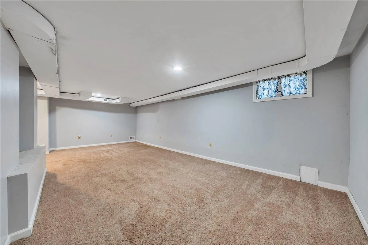 2052 Kenwood BLVD - Photo 15