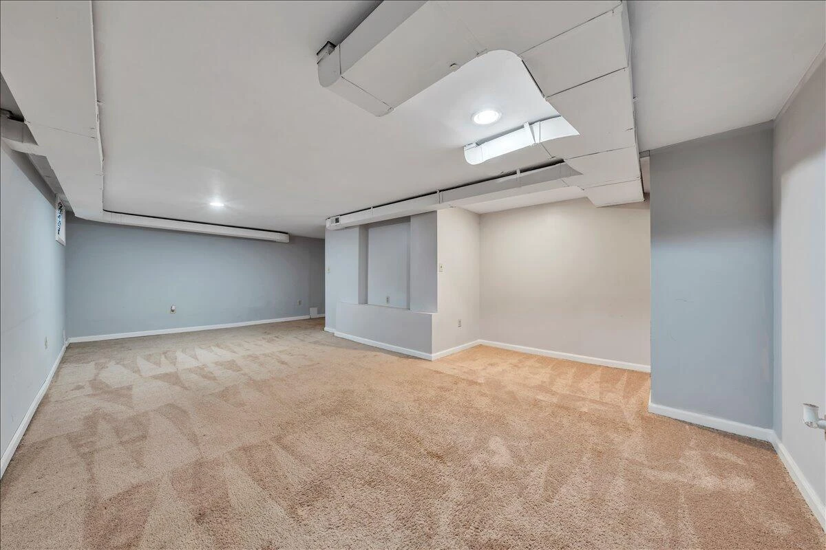2052 Kenwood BLVD - Photo 16