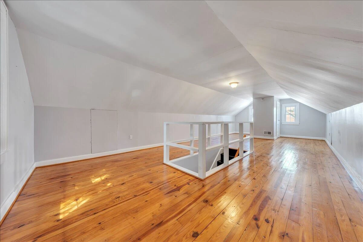 2052 Kenwood BLVD - Photo 18
