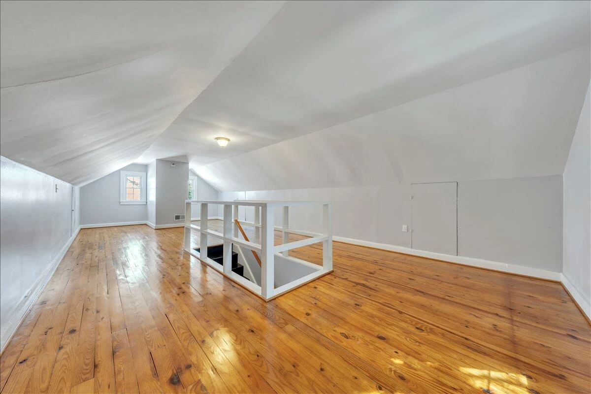 2052 Kenwood BLVD - Photo 19