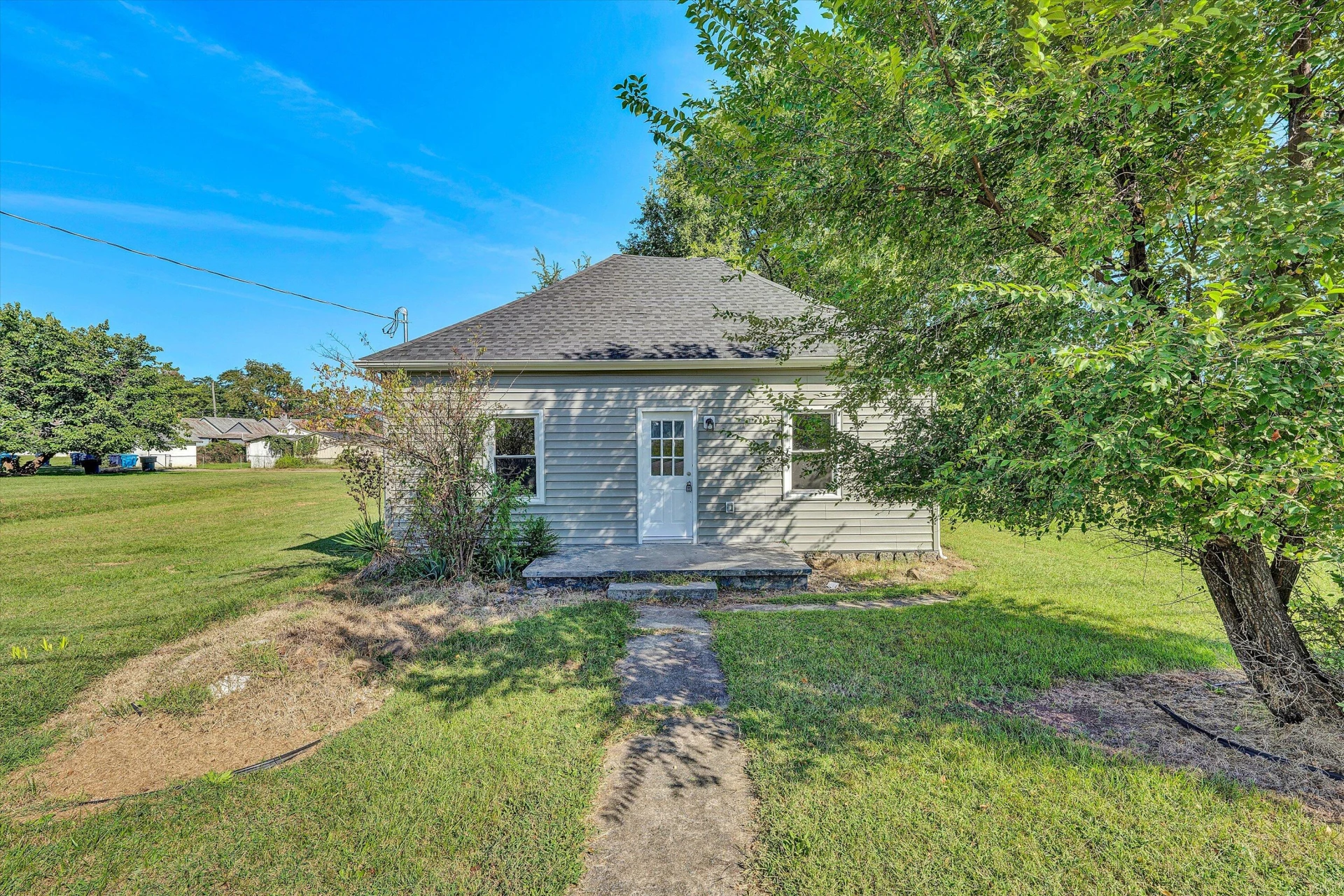 2405 Roanoke AVE - Photo 2