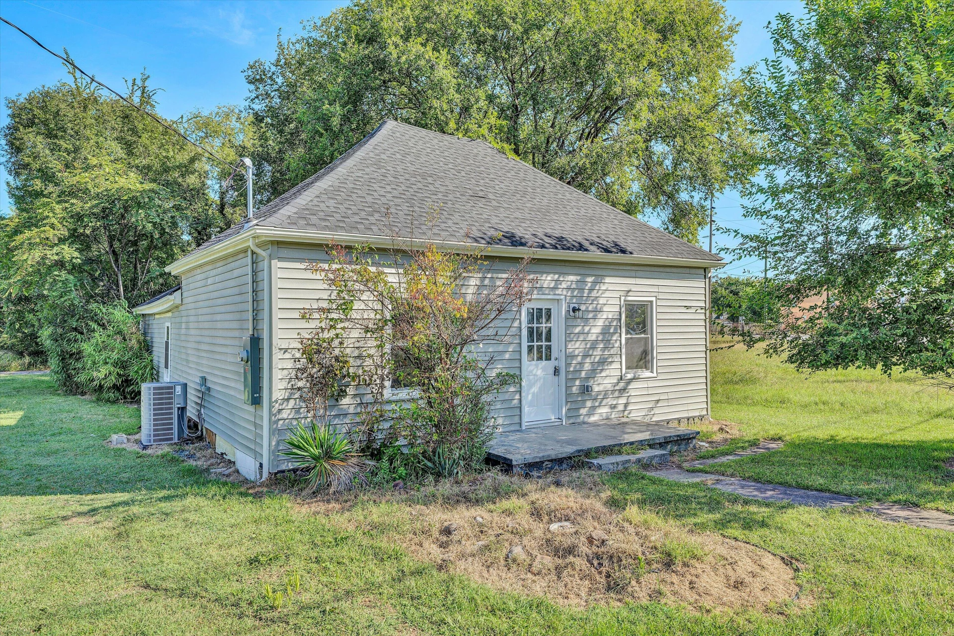 2405 Roanoke AVE - Photo 3