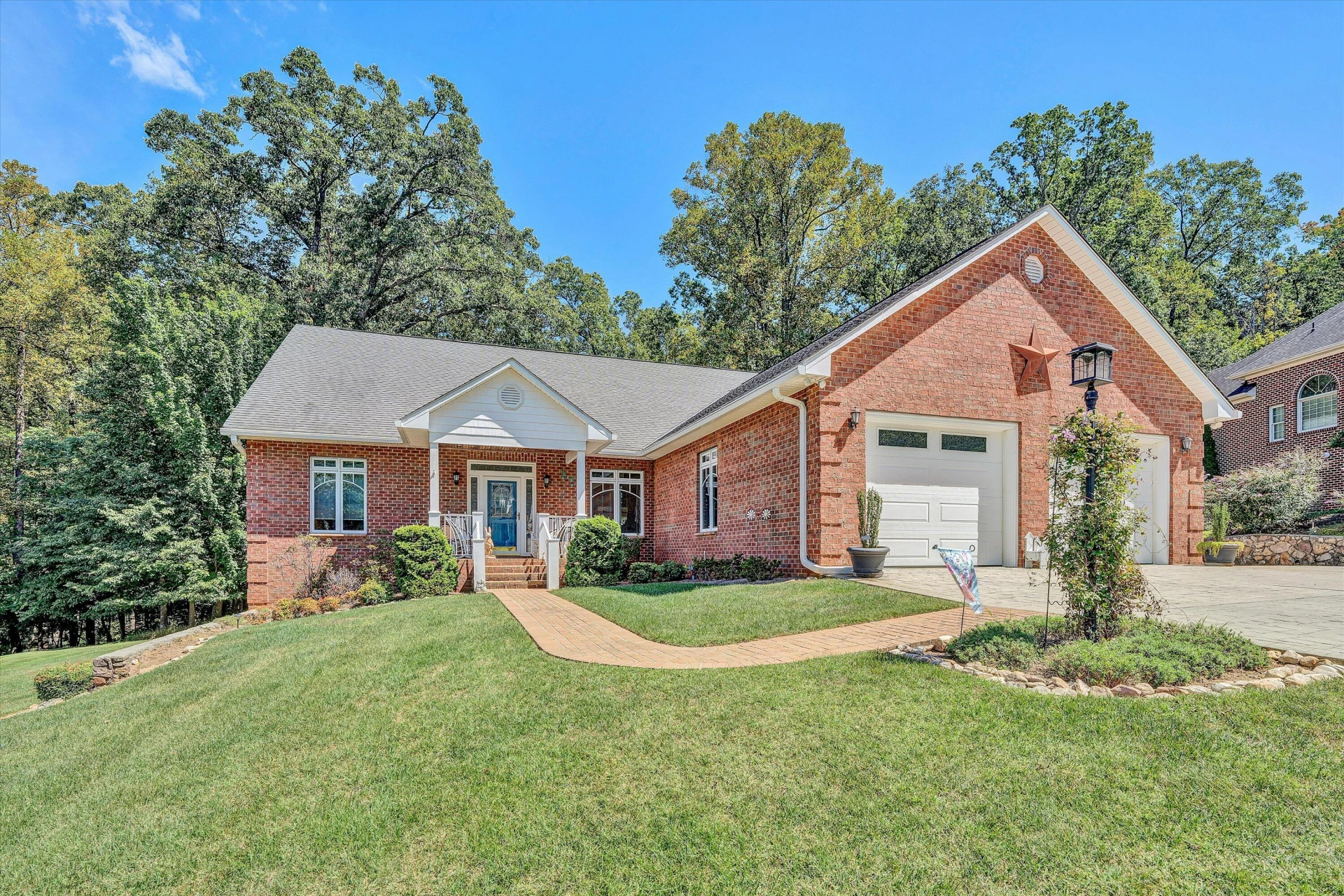 995 Highland DR