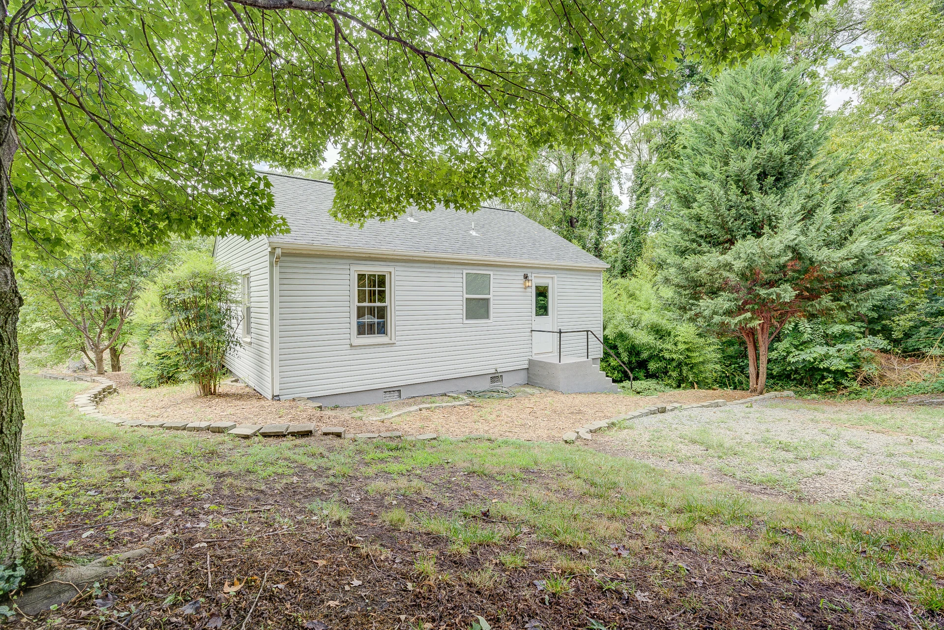 422 Albemarle AVE - Photo 4