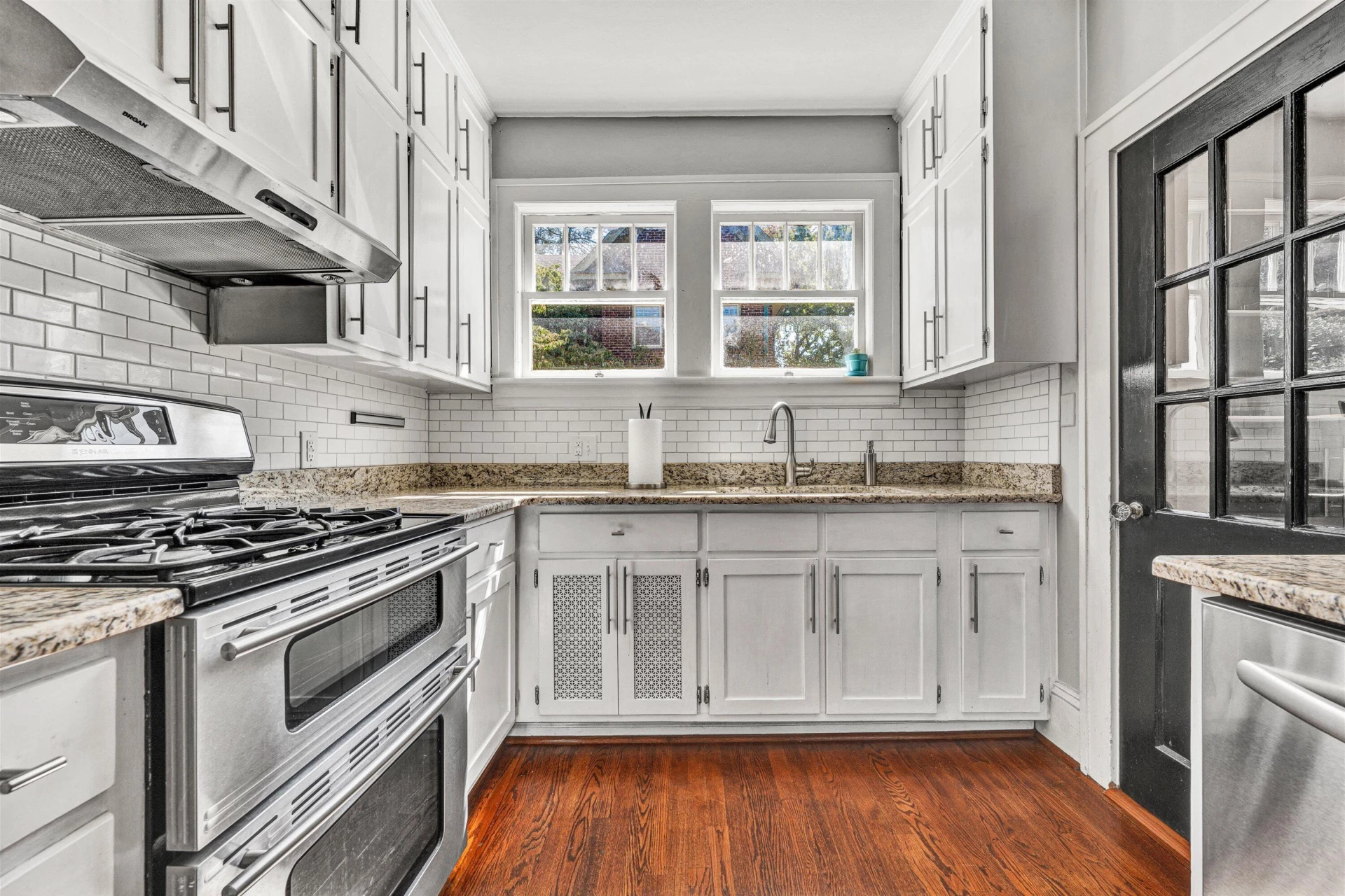 1810 Windsor AVE - Photo 25