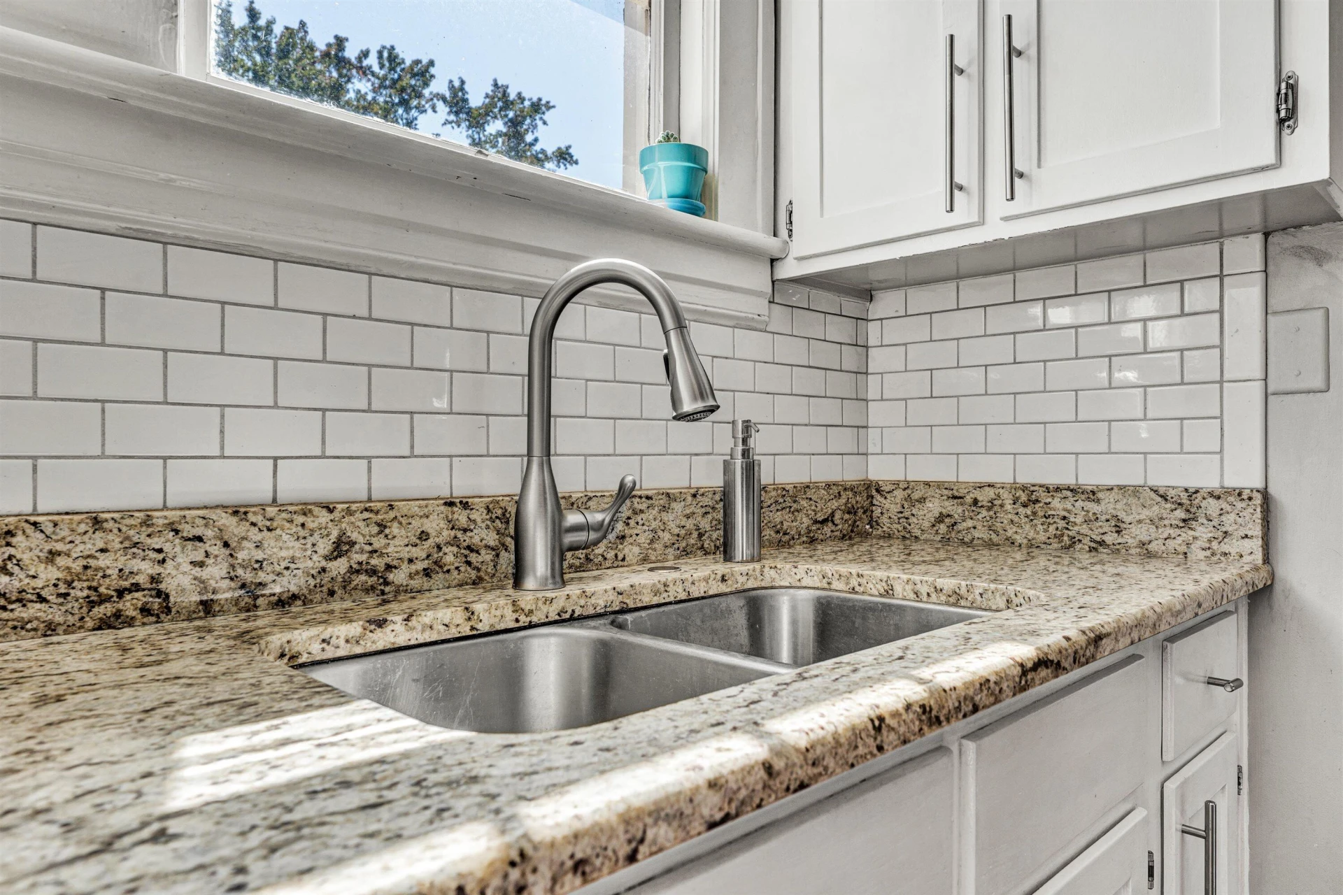 1810 Windsor AVE - Photo 26