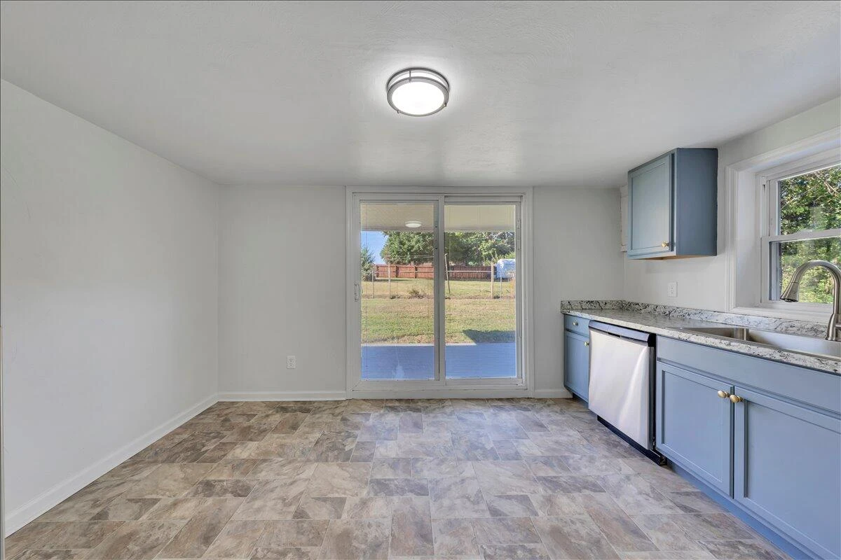 2608 Dorchester DR - Photo 19
