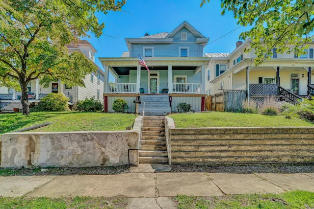 625 Elm AVE