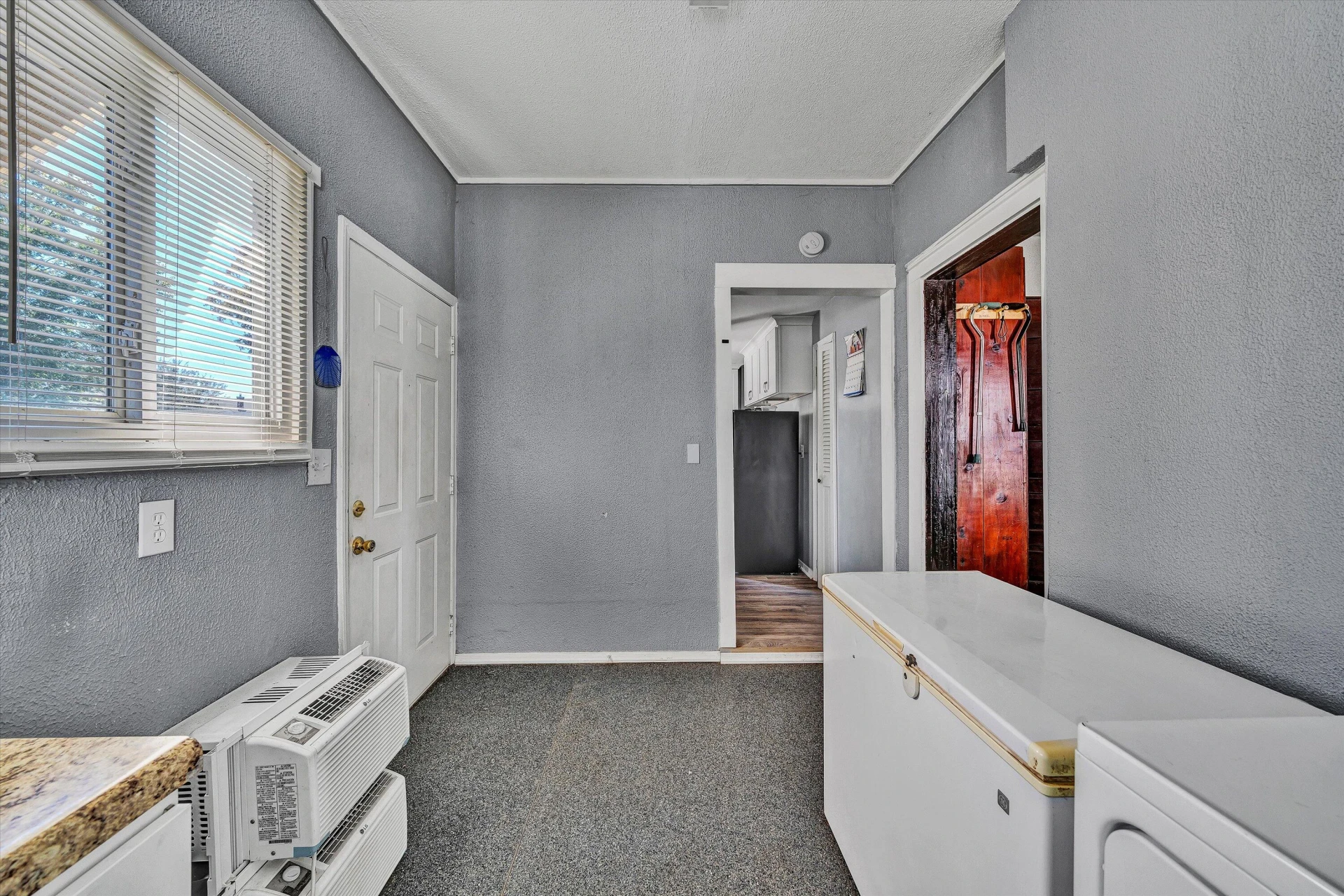 625 Elm AVE - Photo 10