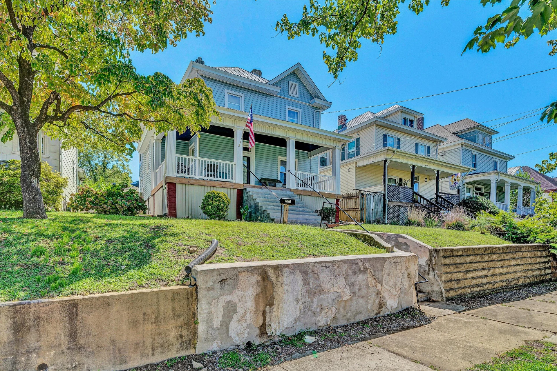 625 Elm AVE - Photo 2