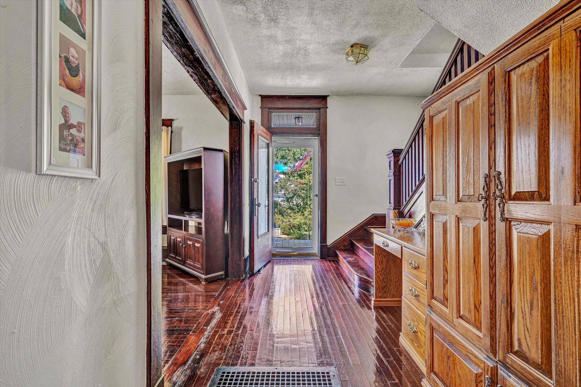 625 Elm AVE - Photo 4