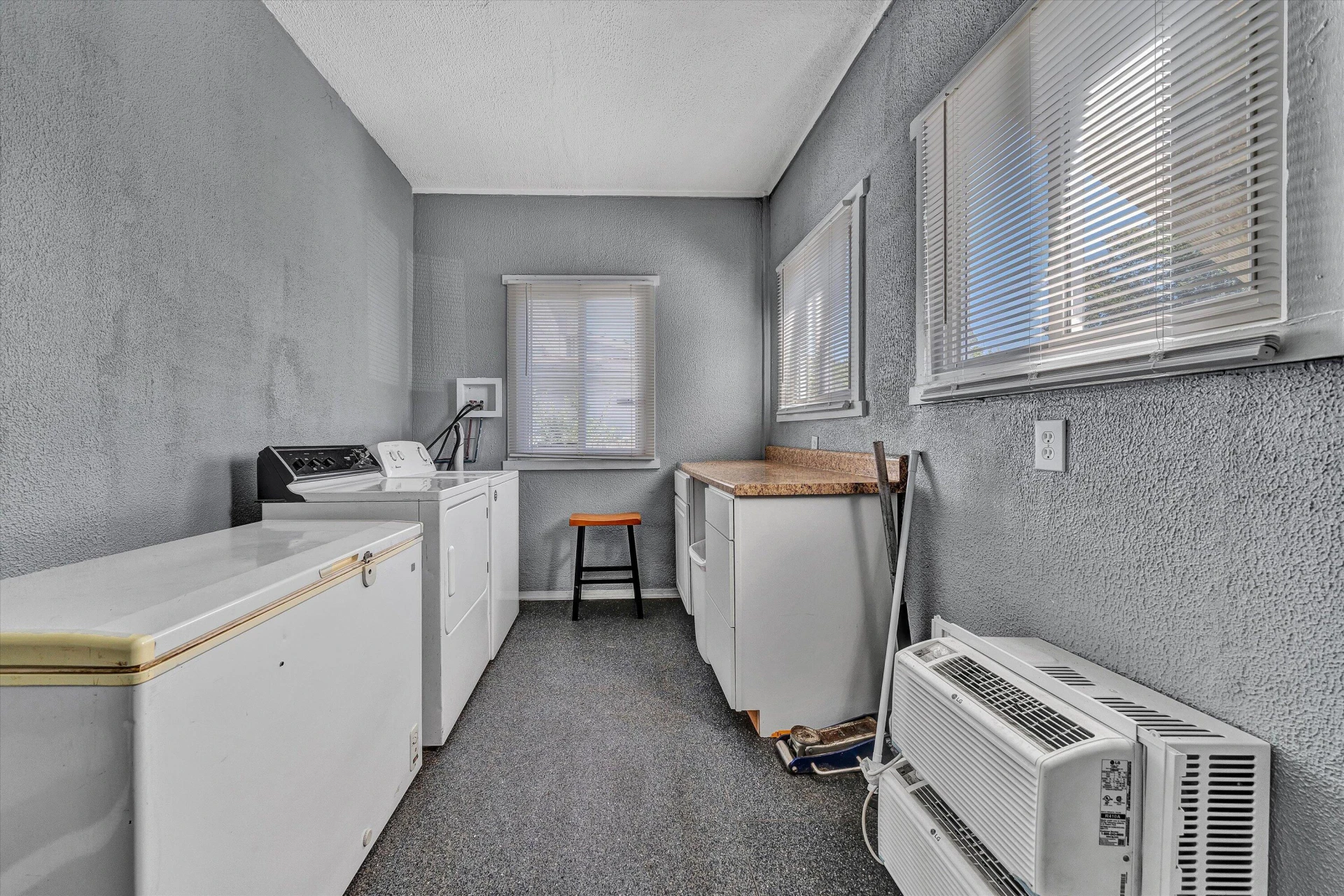 625 Elm AVE - Photo 9