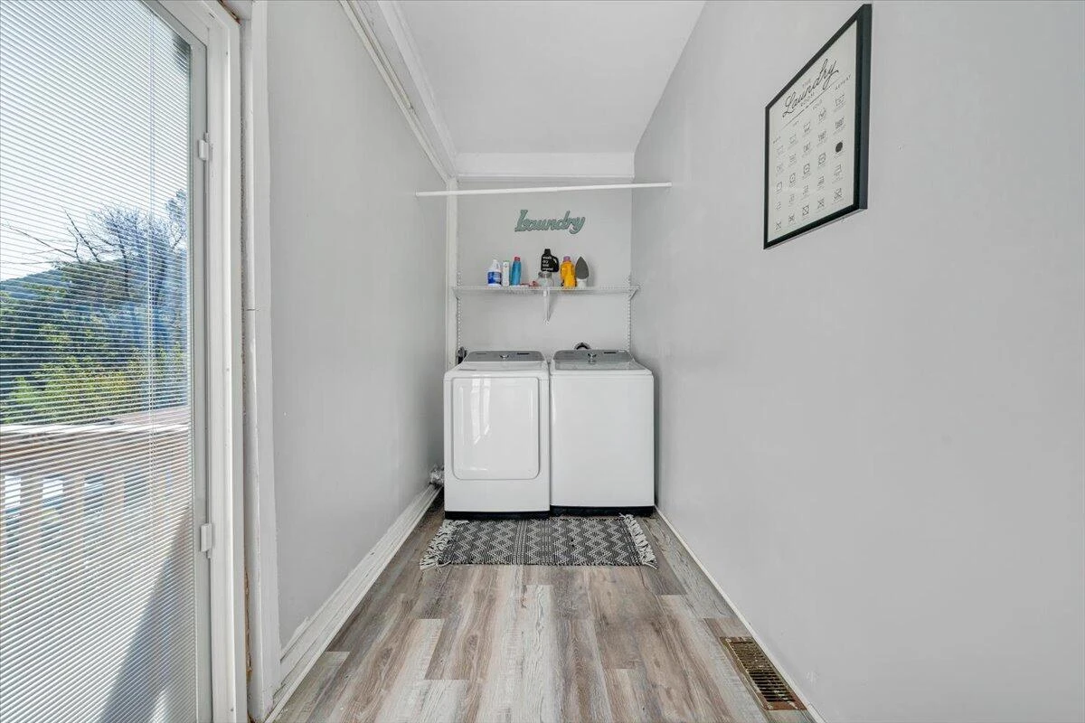 645 Montrose AVE - Photo 10