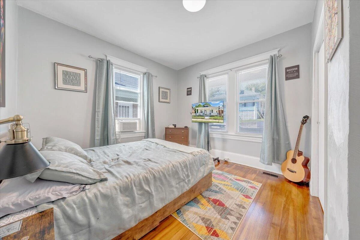 645 Montrose AVE - Photo 12